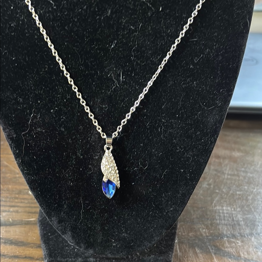 Elegant Silver and Blue Pendant Necklace